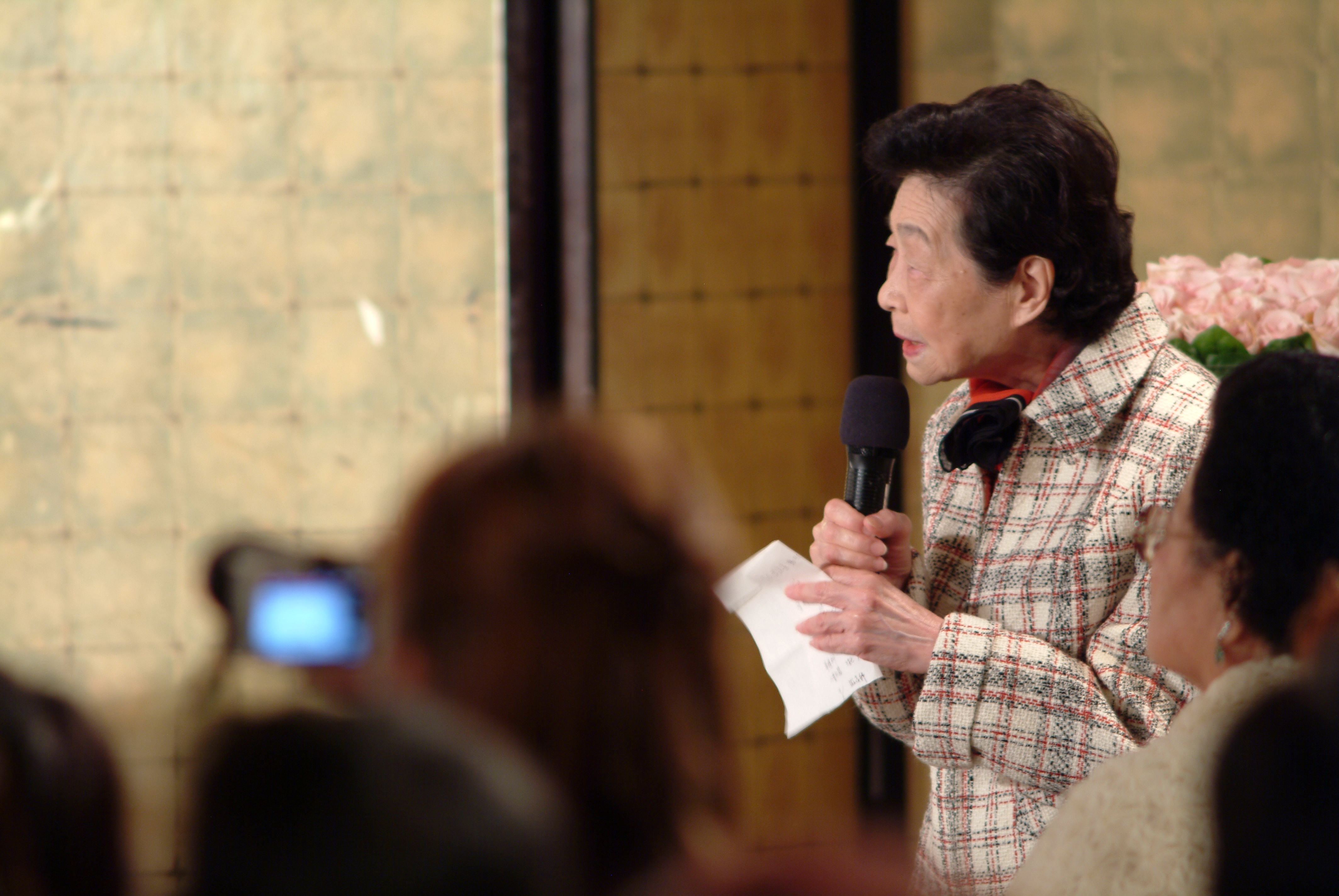 游金足顧問為表演的老師們解說