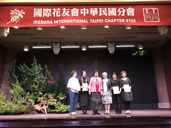 表演的老師與國際花友會會長合影